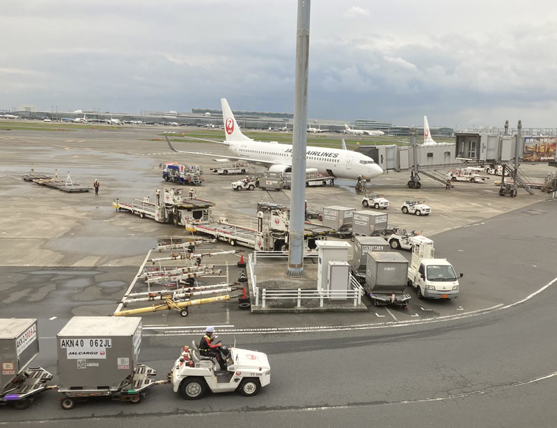 羽田空港ラウンジにて