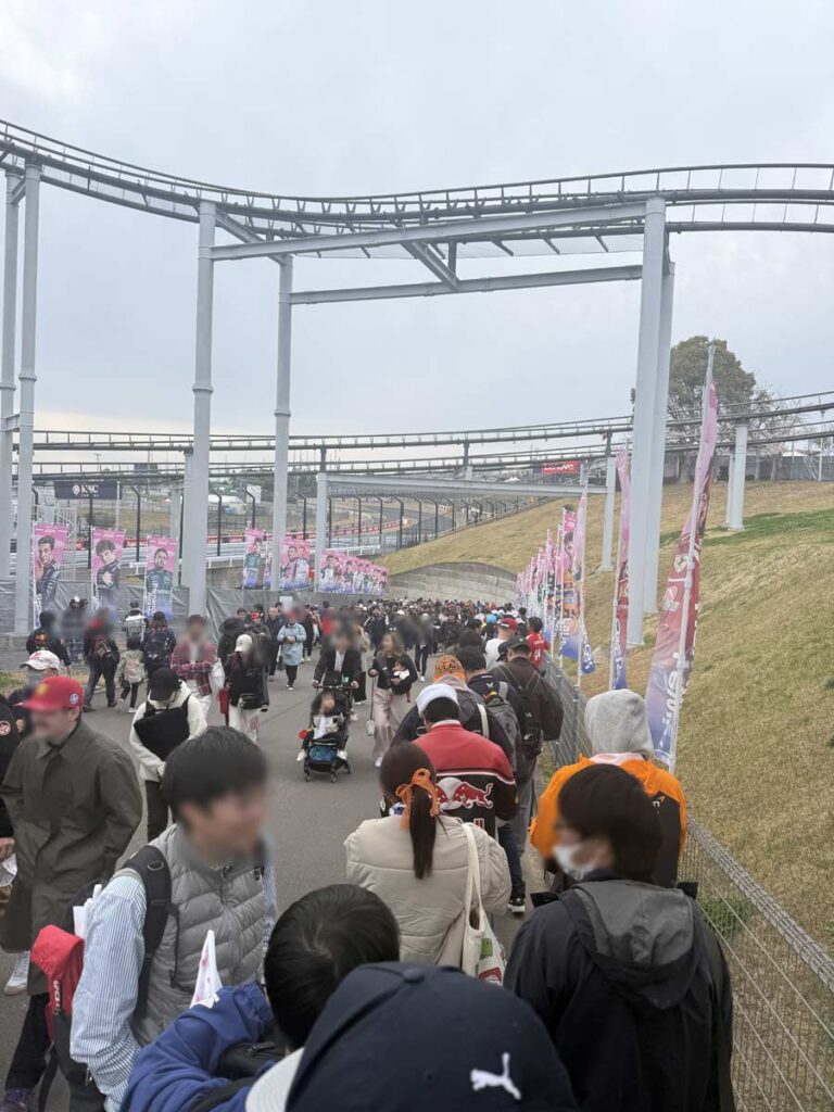 ピットウォークの行列