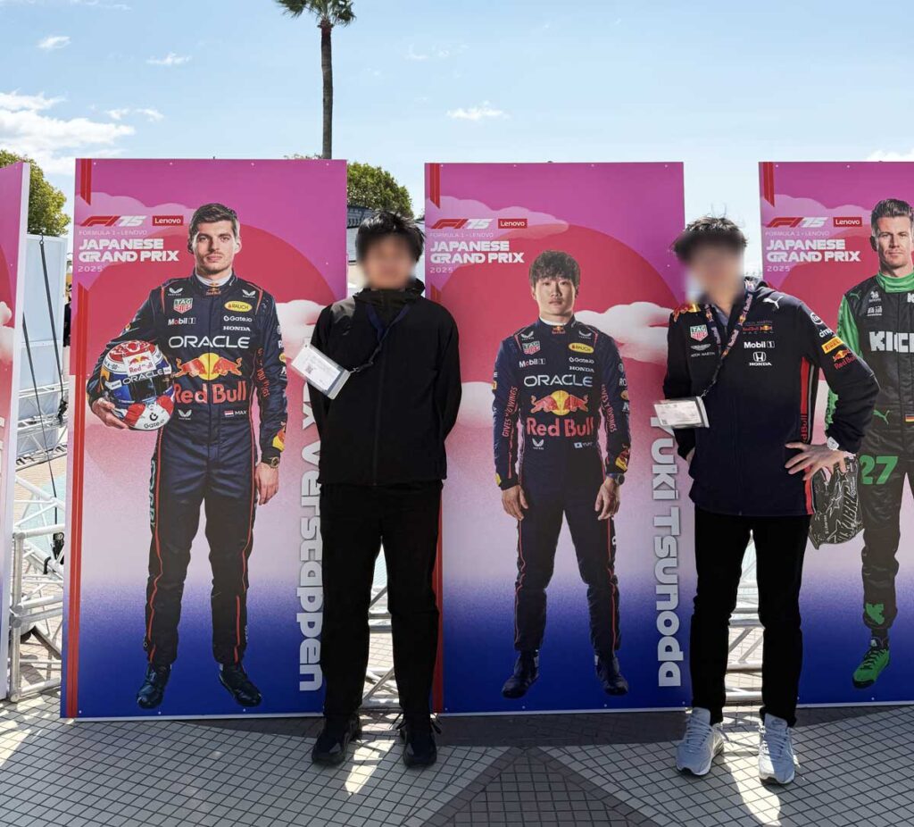 F1ドライバーパネル_レッドブルの前で記念撮影