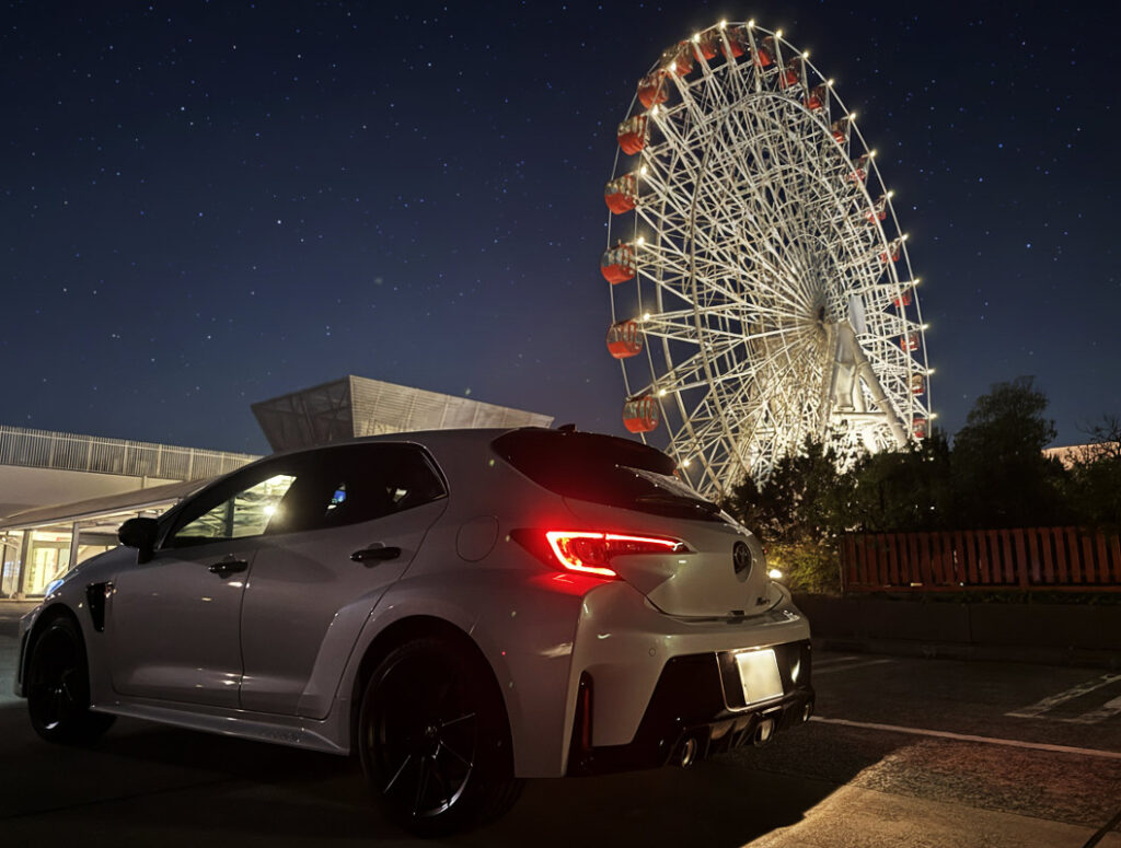 GRカローラと夜景